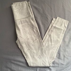 aerie White & Light Gray Leaf-Print Leggings